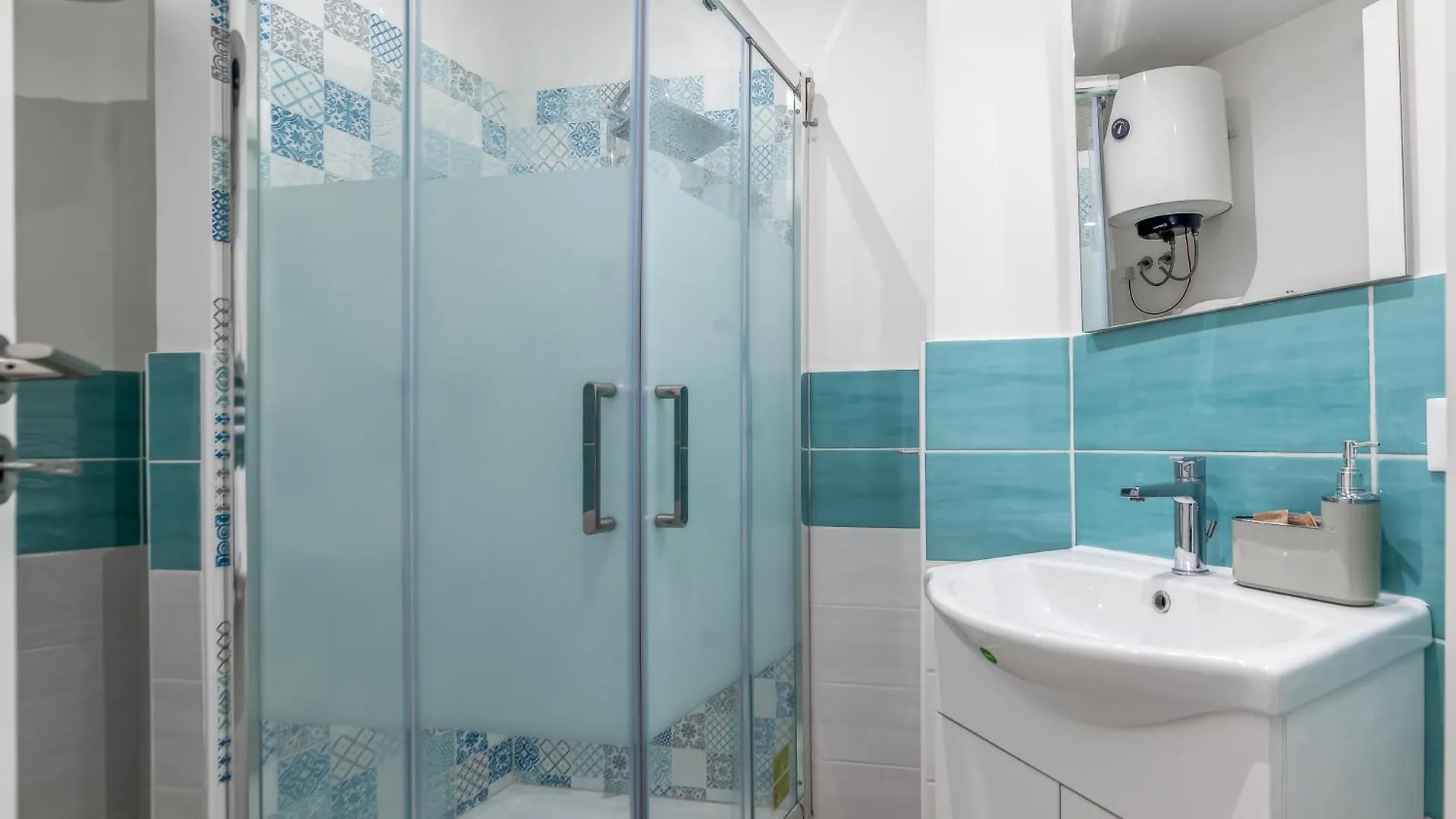 Cozy Enna Rooms - Metro Re Di Roma 0*, Rome